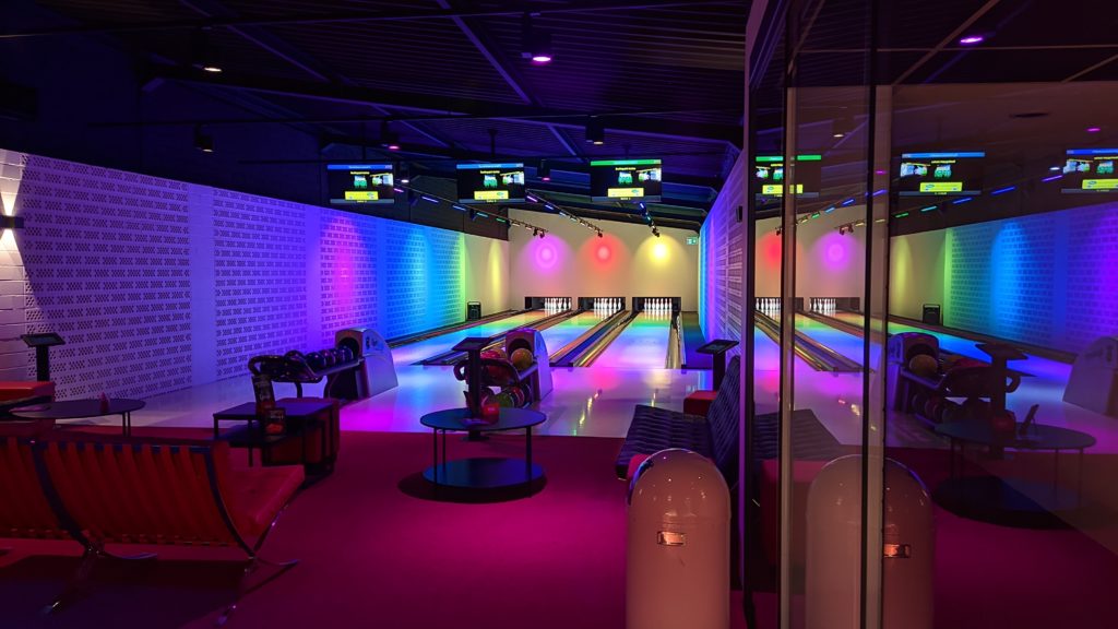 Bunt beleuchtete Bowlingbahn mit moderner Lichtsteuerung